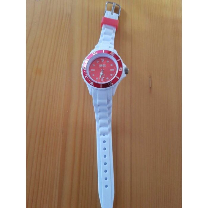 reloj con esfera roja